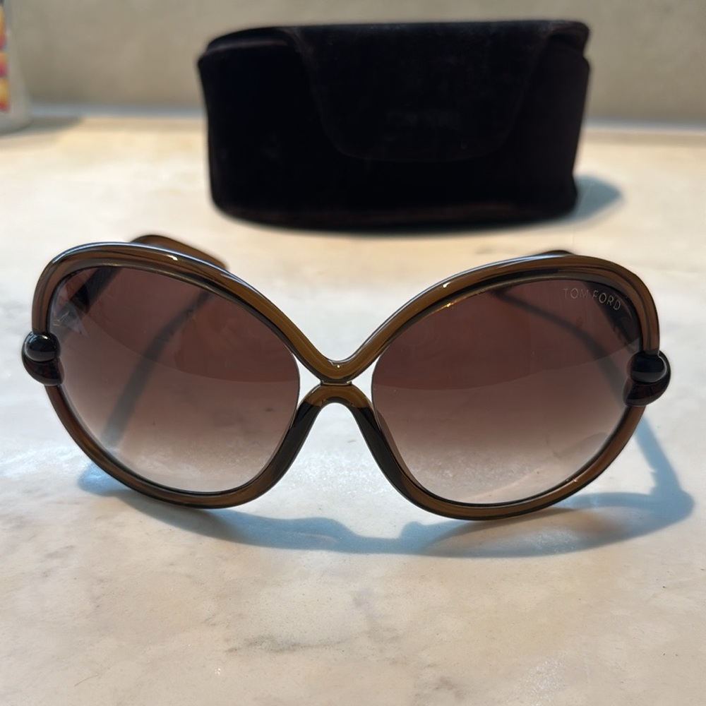 Tom Ford Women's oversized Brown Sunglasses with case and cloth  TF